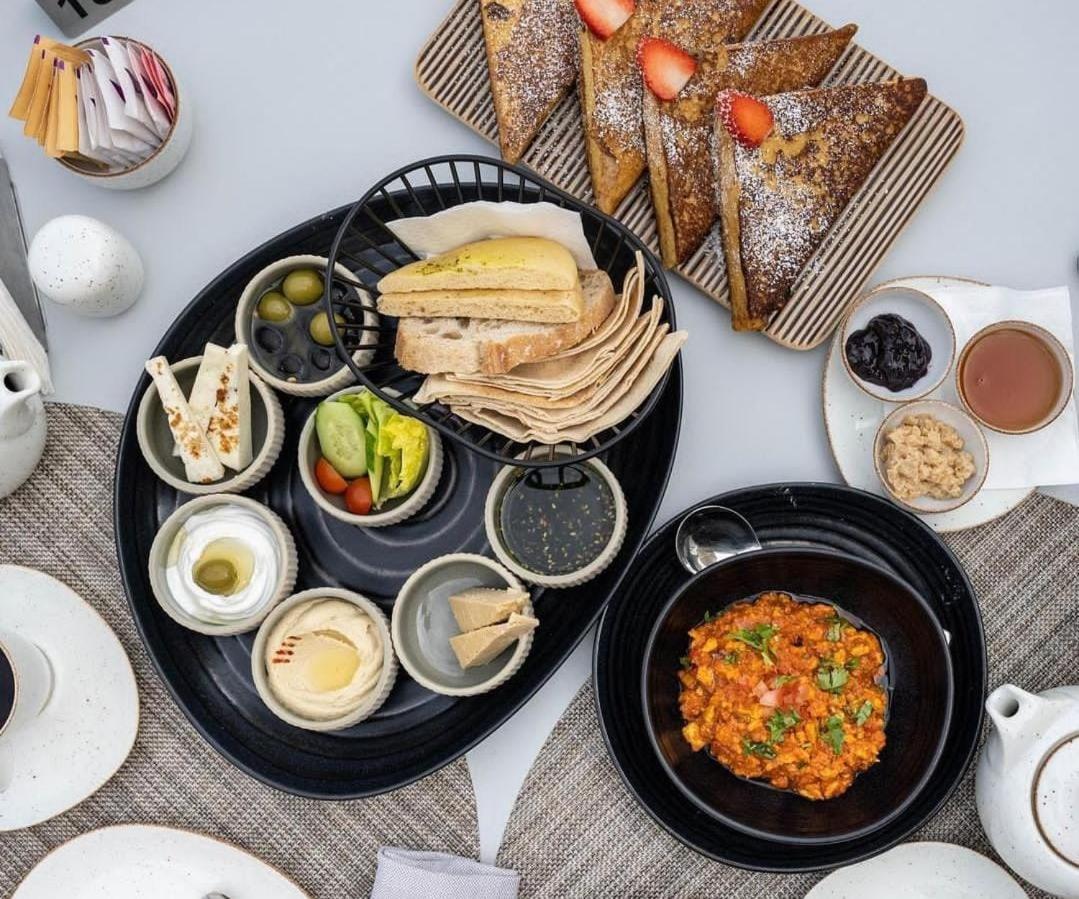 Mina Hotel And Residences By The Torch Доха Екстер'єр фото Israeli breakfast
