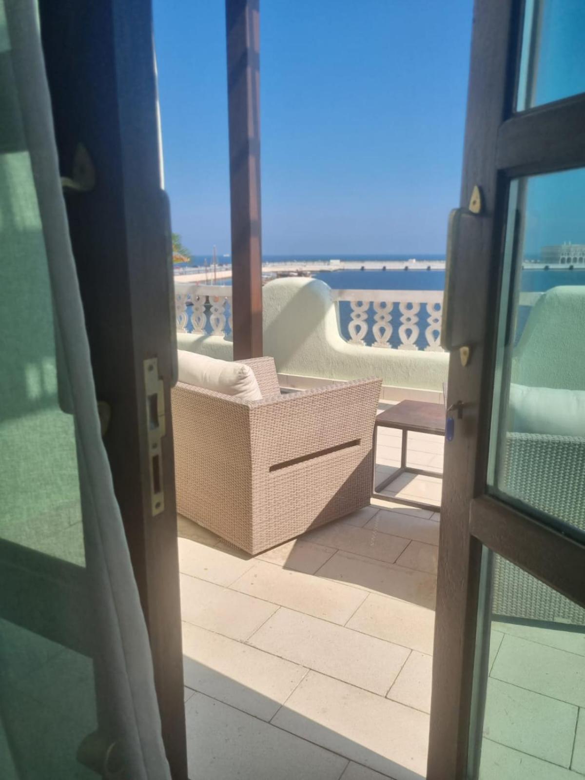 Mina Hotel And Residences By The Torch Доха Екстер'єр фото A balcony at the hotel