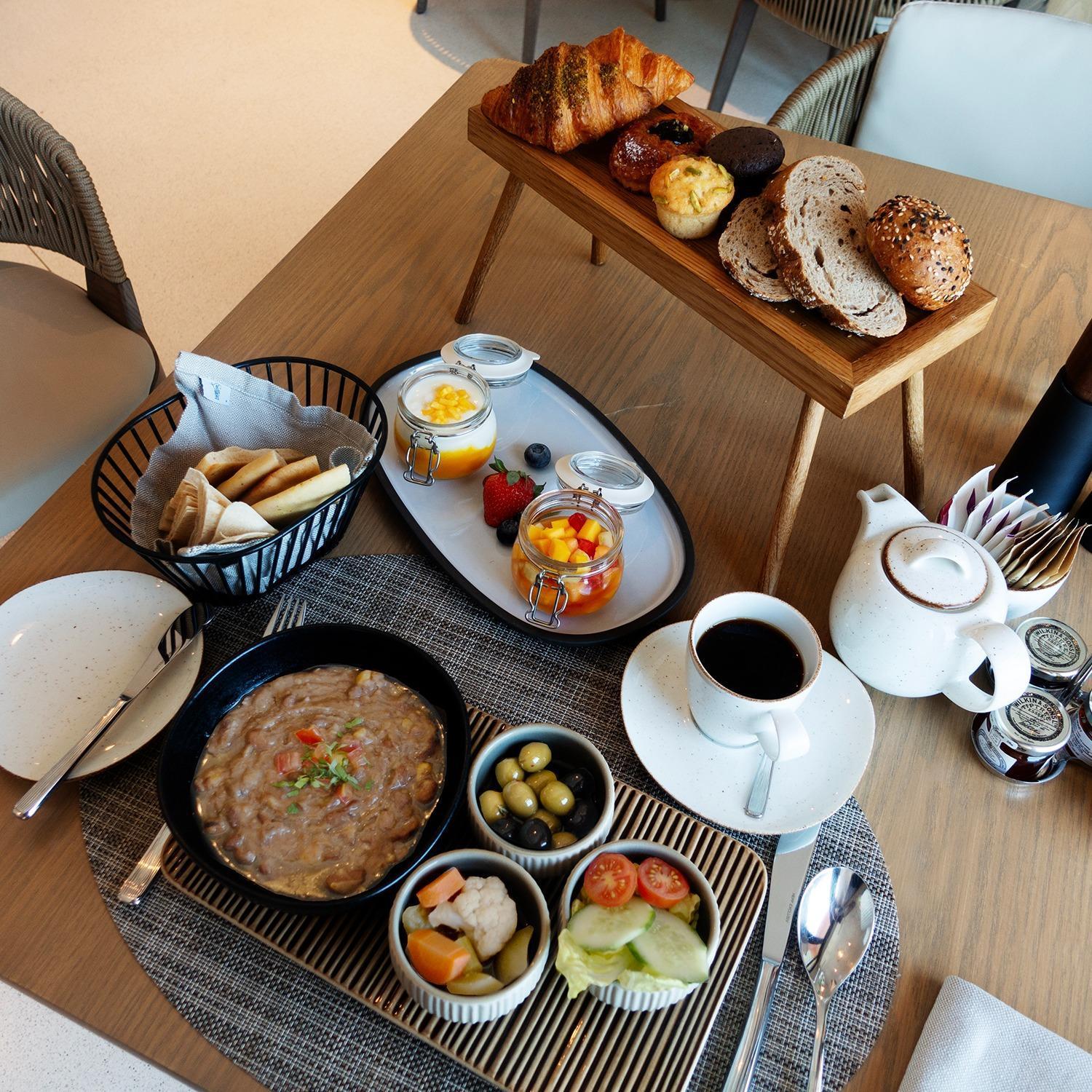 Mina Hotel And Residences By The Torch Доха Екстер'єр фото Israeli breakfast